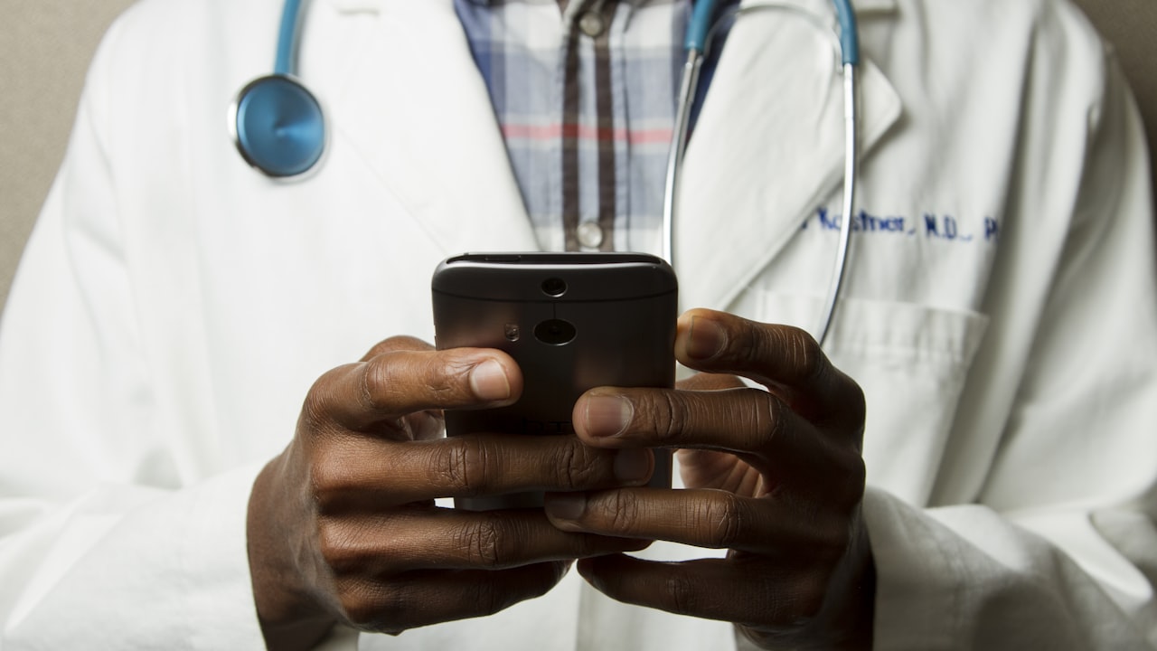 Urgence médicale après un coup de chaleur au travail