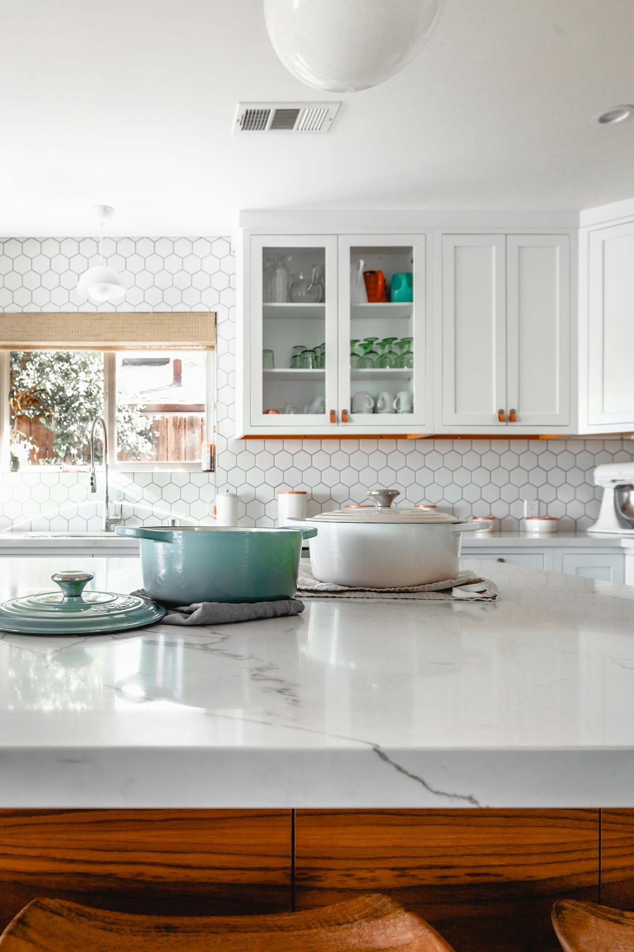 Cuisine renovee — plan de travail et electromenager neuf